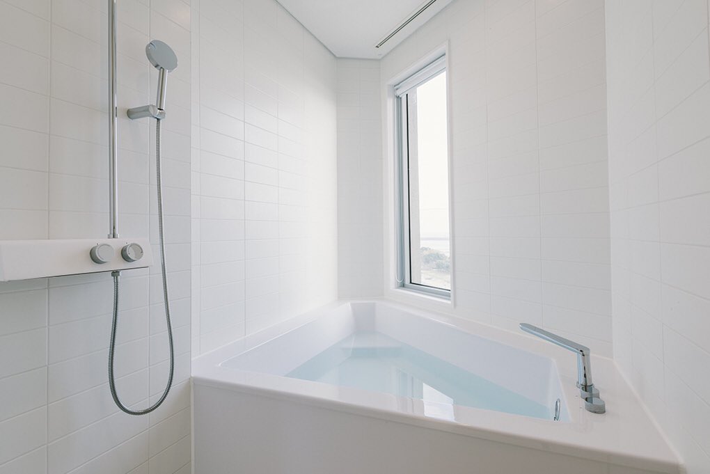 5. 인천 네스트 호텔
친구가 남친은 바뀌어도ㅋㅋㅋㅋㅋㅋ기념일은 다 여기서 보내길래 얼마나 좋길래.. 해서 궁금했던... 영종도 관광하기도 좋고 방 자체도 감각적으로 잘 꾸며져 있고.. 가장 큰 장점은 역시 인피니티 풀과 창이 난 욕조..