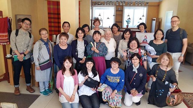 chikuchikubalt's tweet photo. Work shop in Muhu☆
*
Tänan teid "Oad ja Eed" õpetajate eest.😊💕
*
みんな笑顔!✨✨✨
*
#ちくちくバルト舎
#旅するエストニア可愛い暮らしと手しごとを巡る8日間
#muhu
#oadjaeed
#workshop
#eesti https://t.co/3CM6O8tS6k https://t.co/xO8G0zsuyy