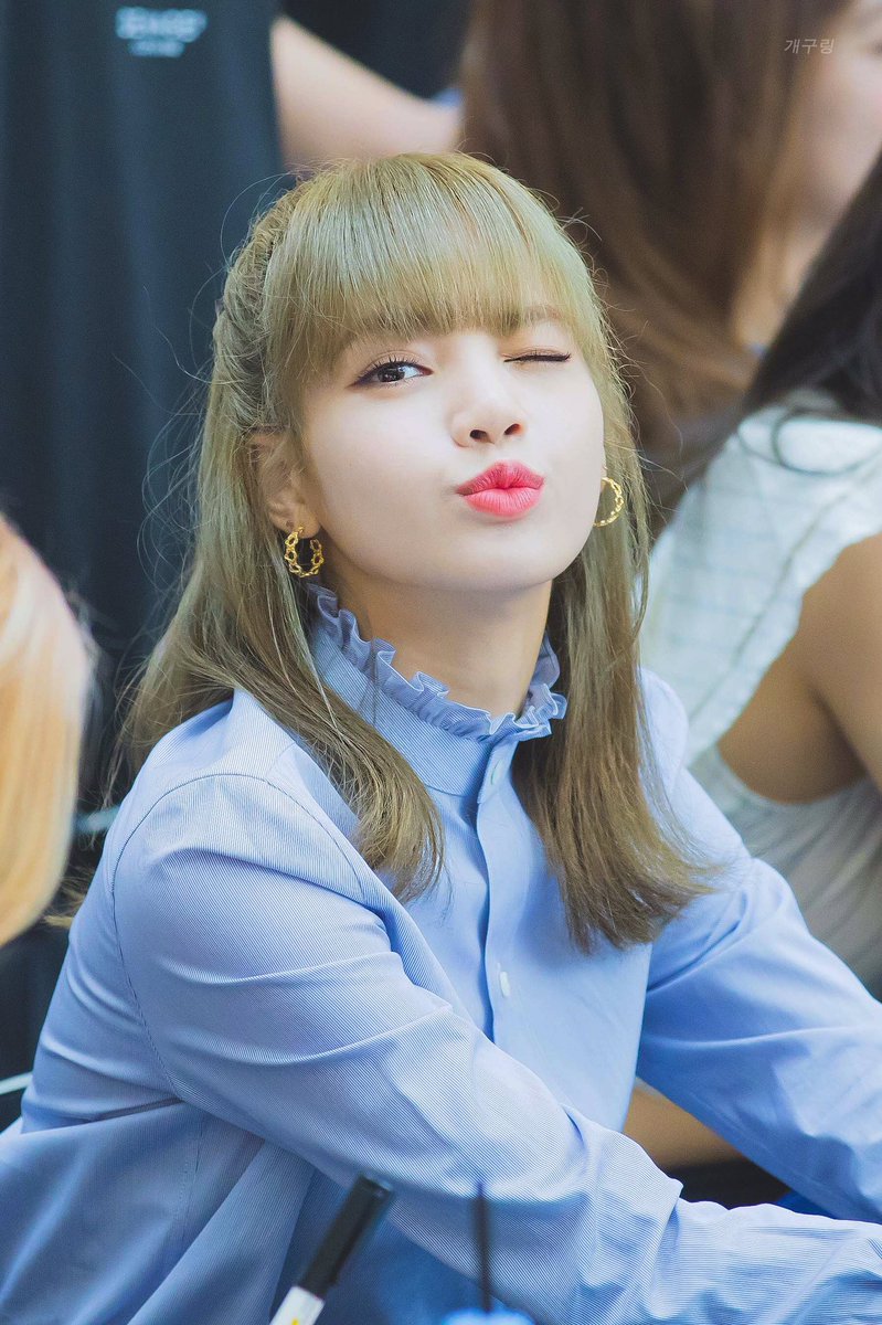 kmjcyw's tweet photo. 190630 블랙핑크 팬사인회 HQ 

#리사 #LISA #블랙핑크 #BLACKPINK https://t.co/WJpfz17lKx