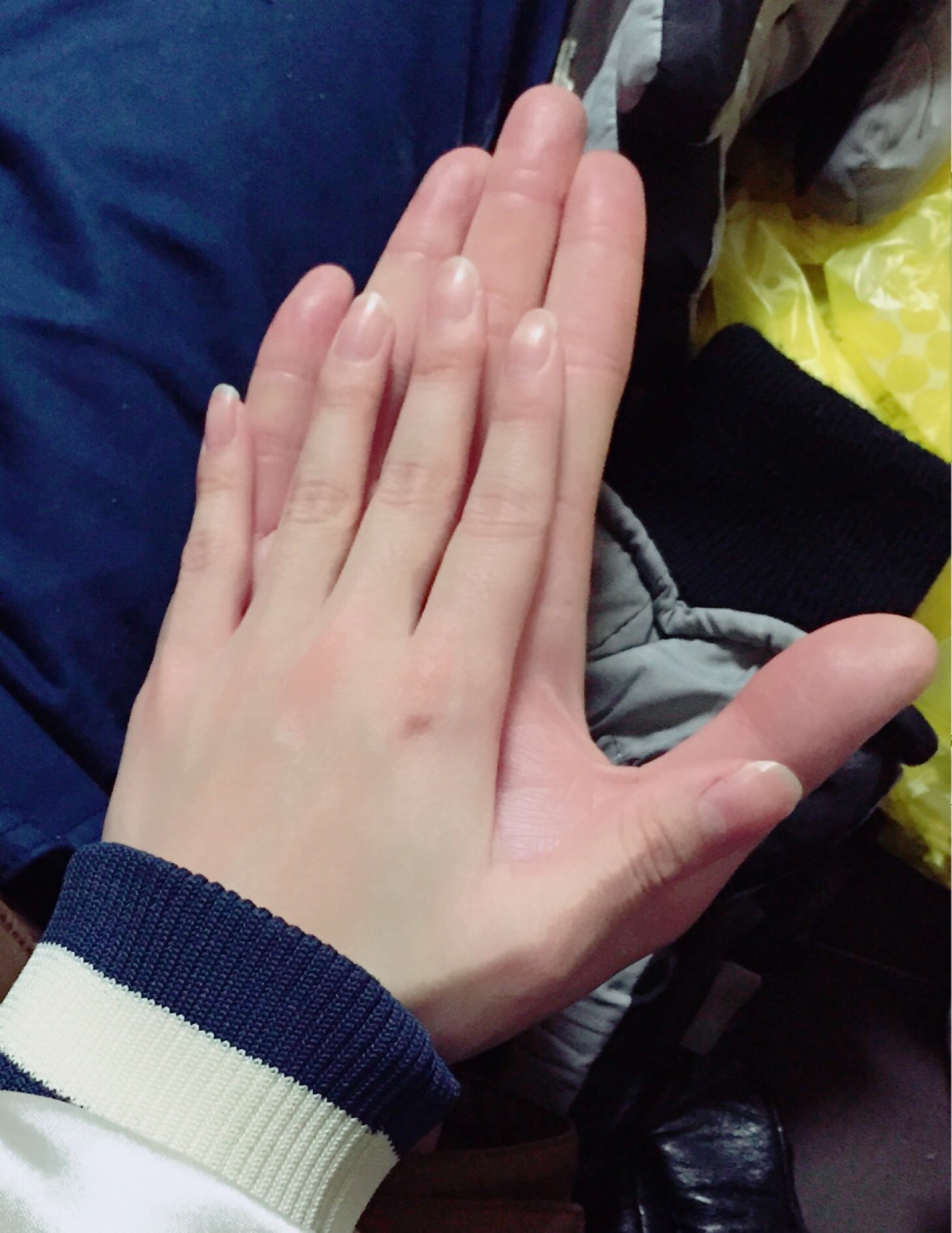 学生時代 190cm越えの知り合いがいたんですが手の写真をこちらに載せておきます 体格差カプ各位どうぞ参考までに T Co Gwtucz5lwi Twitter