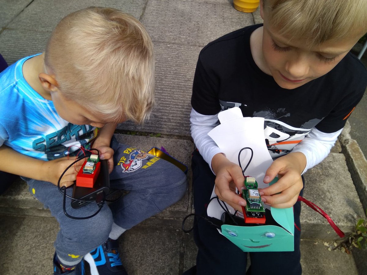 FDNdigicreate's tweet photo. Bramley Weather Stations.

An exciting start to this community-led programme that's giving children and adults the tools and digital skills to explore the air around them and together make a difference.

https://t.co/Xn3zskfZuo

#airquality #Leeds #digital https://t.co/wD4b0SRJcZ