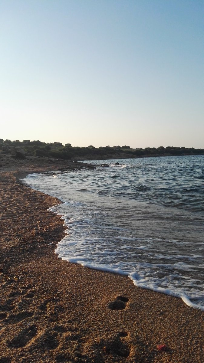 Sica46_'s tweet photo. quando ti siedi sola davanti al mare e.. https://t.co/VNaRLC8Keb