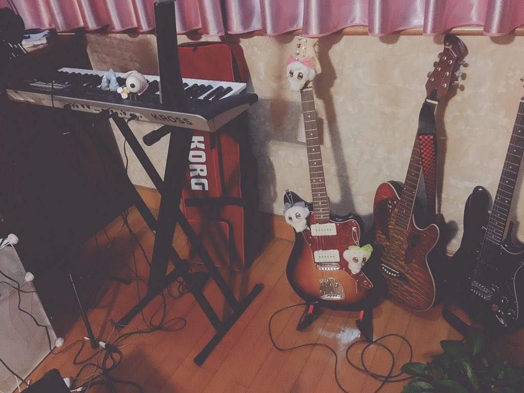 Pancake67 Auf Twitter ジャズマスターが届いてた おもちエイリアンちゃんもついていますw 毎日練習します Fender Jazzmaster シノダさん T Co 8lhjqk3ldt Twitter