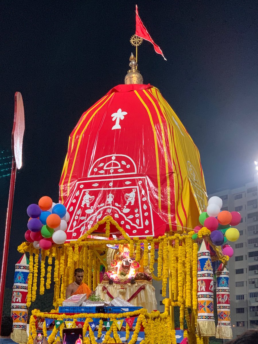 Somasray's tweet photo. At #RatherMela now. I am that staunch Hindu who respects all other religion! My men are atheist, never to accompany me. This year, I am lucky enough to be with a visiting family veteran, who I owe a lot. Waiting to eat #bhog #prashad https://t.co/0V072sAOOd