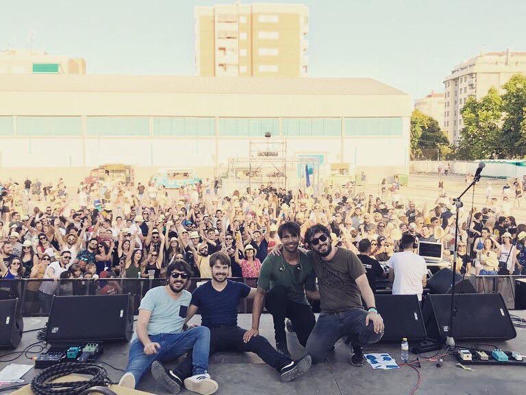 oliviarockband's tweet photo. ¡LARGA VIDA AL EMDIV!🤘🏻

Ayer sentimos una sensación única de ver a tanta gente cantando y bailando nuestras canciones. 

¡GRACIAS POR TODO! La incertidumbre se va despejando gracias a tod@s vosotr@s.

Gracias a toda la organización y a todo nuestro equipo. #TxusoGras

#Emdiv https://t.co/xGnkn82Htc