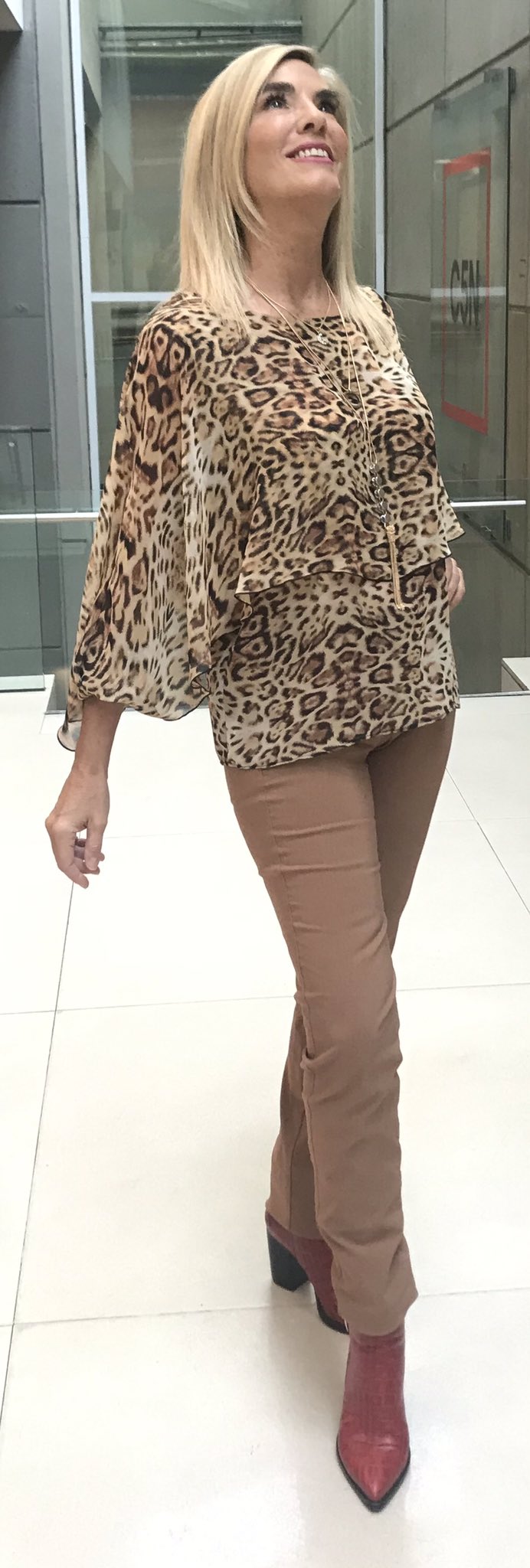 Maria Belen Aramburu on X Look RafaelGarofaloM pantalones ajustados stretch beige marrones y blusa animal print moda fashion https t ts6dWe4A9g X