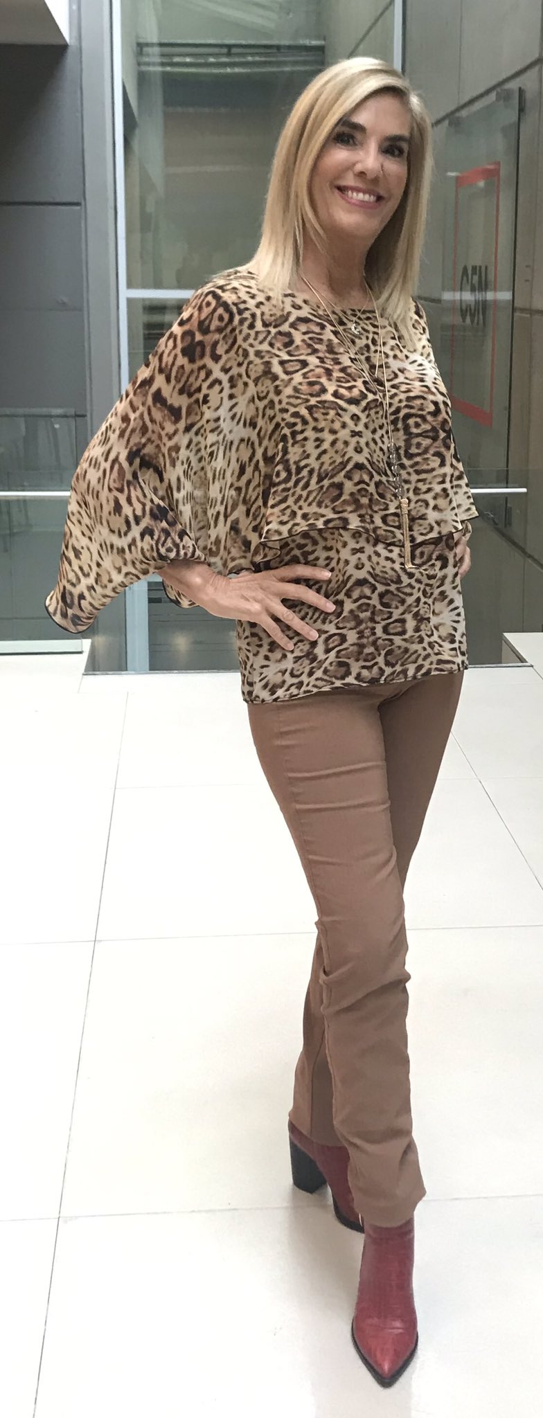 María Belén Aramburu on Twitter: "Look @RafaelGarofaloM #pantalones #ajustados #stretch #beige #marrones #blusa #animal #print #moda #fashion https://t.co/ts6dWe4A9g" / Twitter