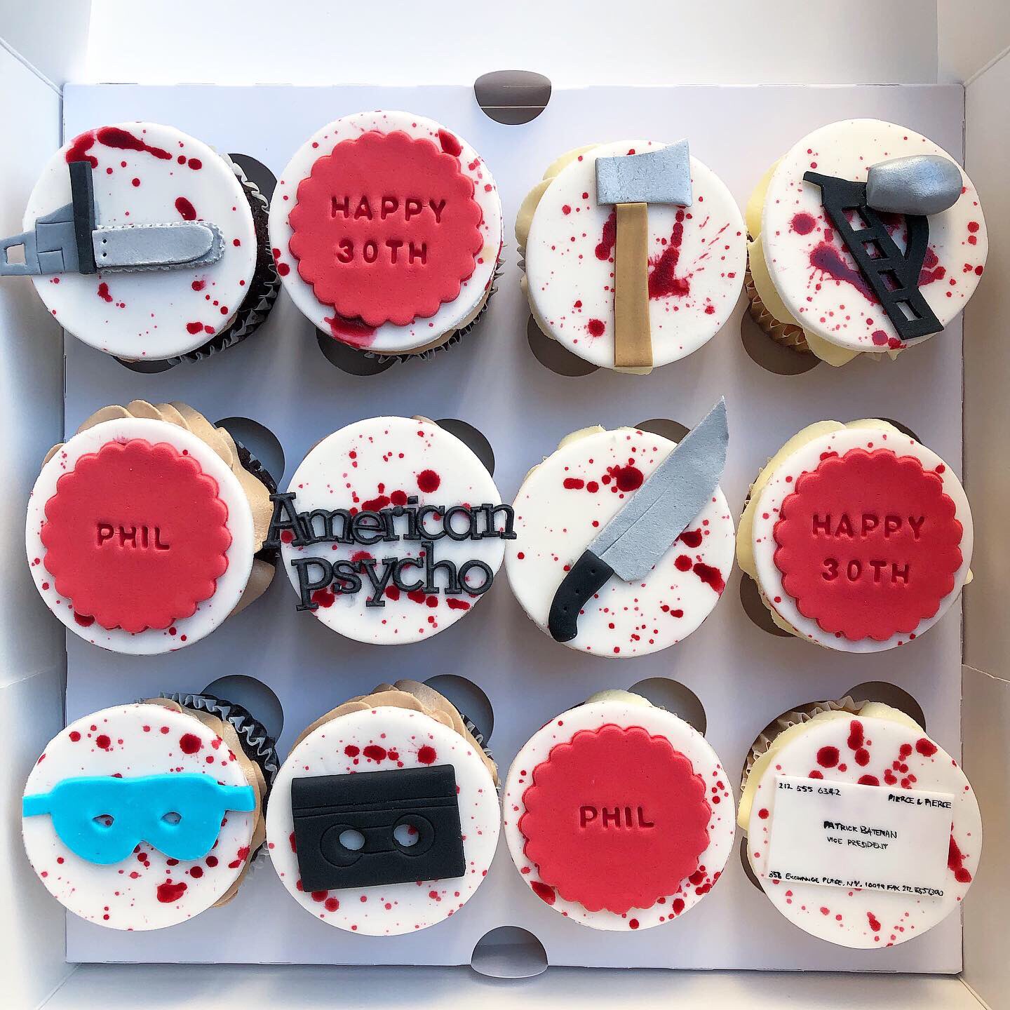 Twitter 上的Adam & Abi Cakes："American Psycho cupcakes for Phil's 30th 🔪🔫🔨⚰️📼 @RhyannonParry @PhilParton #americanpsycho #americanpsychocupcakes #christianbale #cupcakes #bespokecupcakes #cake # cakes #sthelenscakes #liverpoolcakes https://t.co ...