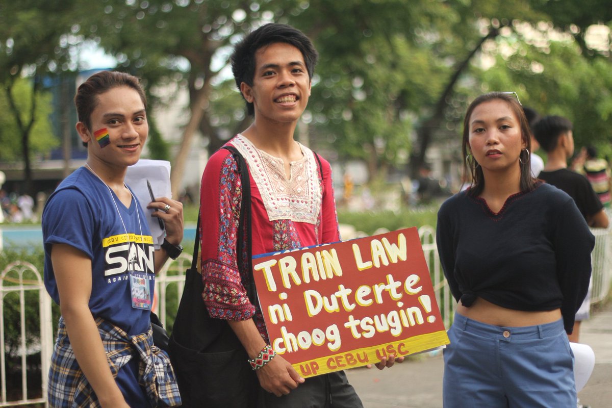 KasamangChad's tweet photo. CEBU PRIDE MARCH 🌈✊
Nakitulog ako sa mga kasama tas walang dalang extra shirt. Nanghiram ng shirt. Kaso "pambabae" lang yung meron sya.
Pero ayun ganda lang hahahah!
#ResistTogether #DerailTRAIN https://t.co/VWzvtQDEgb