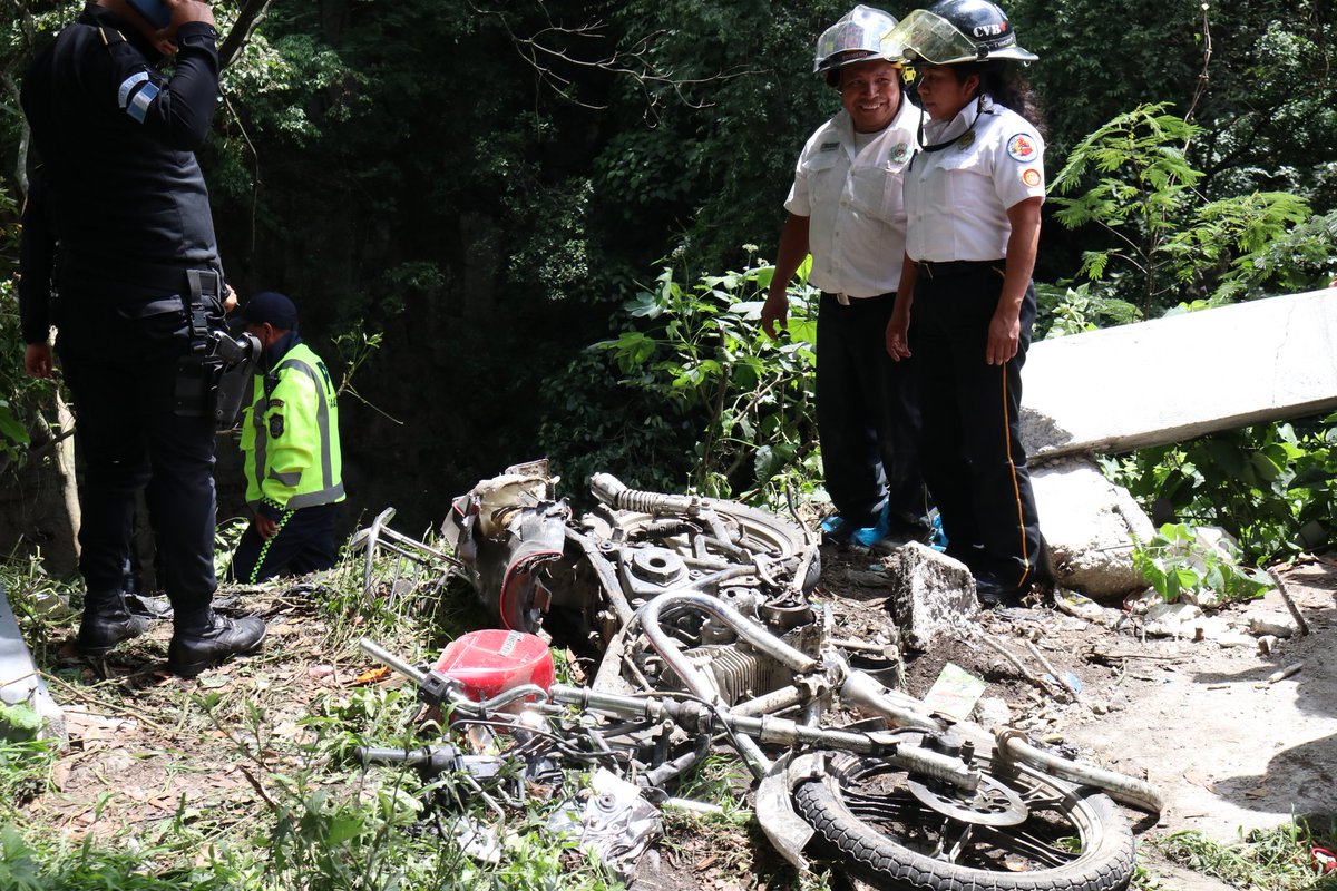 BVoluntariosGT's tweet photo. #EMERGENCIASCVB122 
ACCIDENTE DE TRÁNSITO
Camión desefrenado arrolla motocicleta en el Puente Sactzi y cae a barranco de 50 metros de profundidad, en ruta de San Juan Sacatepèquez a San Raymundo G, dejando el saldo de un herido y 2 personas fallecidas @BVoluntariosGT trabajan https://t.co/4CKshwd7aj