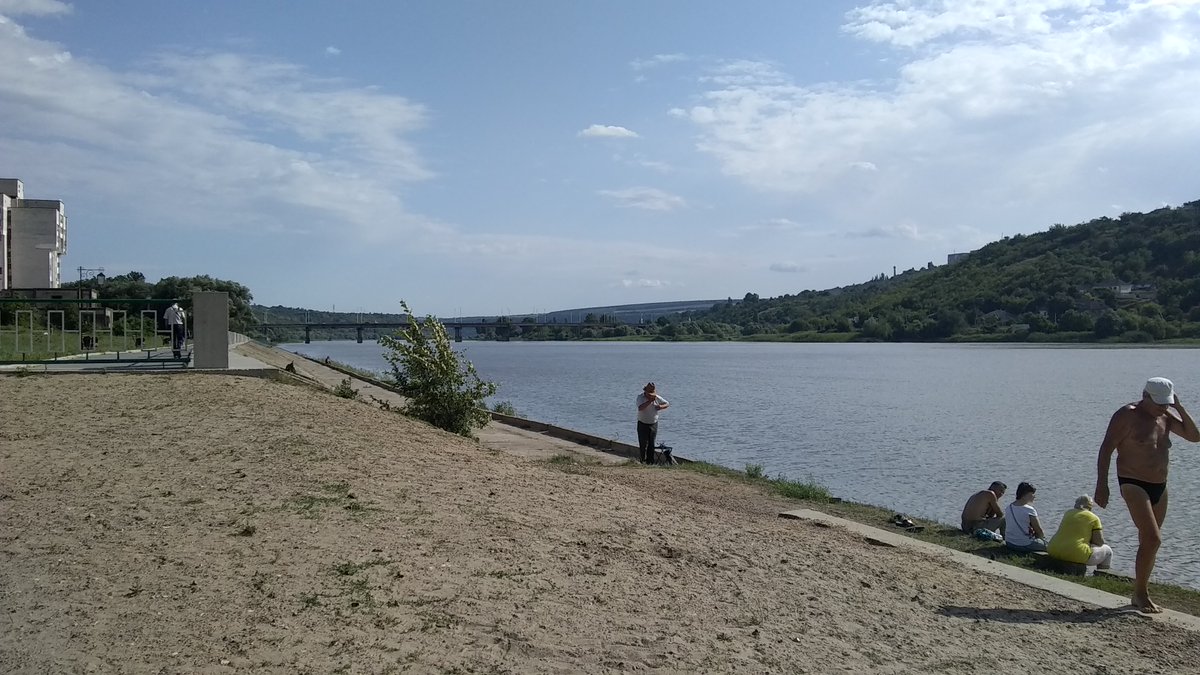rybnitsa's tweet photo. #рыбница после спада воды на пляже много земли и ила - людей в воскресенье совсем мало https://t.co/B2z3la2MqX