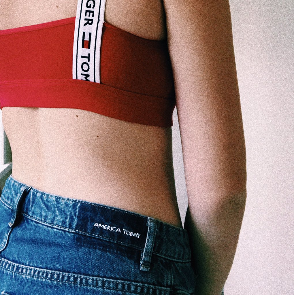 paulien_99's tweet photo. I’m so late to this but.. I just wanna love my body like you love my body, I wanna look in the mirror and tell it that it's beautiful like you do #BodyPositivityForJulia #InnerMonloguePart2 @juliamichaels https://t.co/G93ZnDgALt