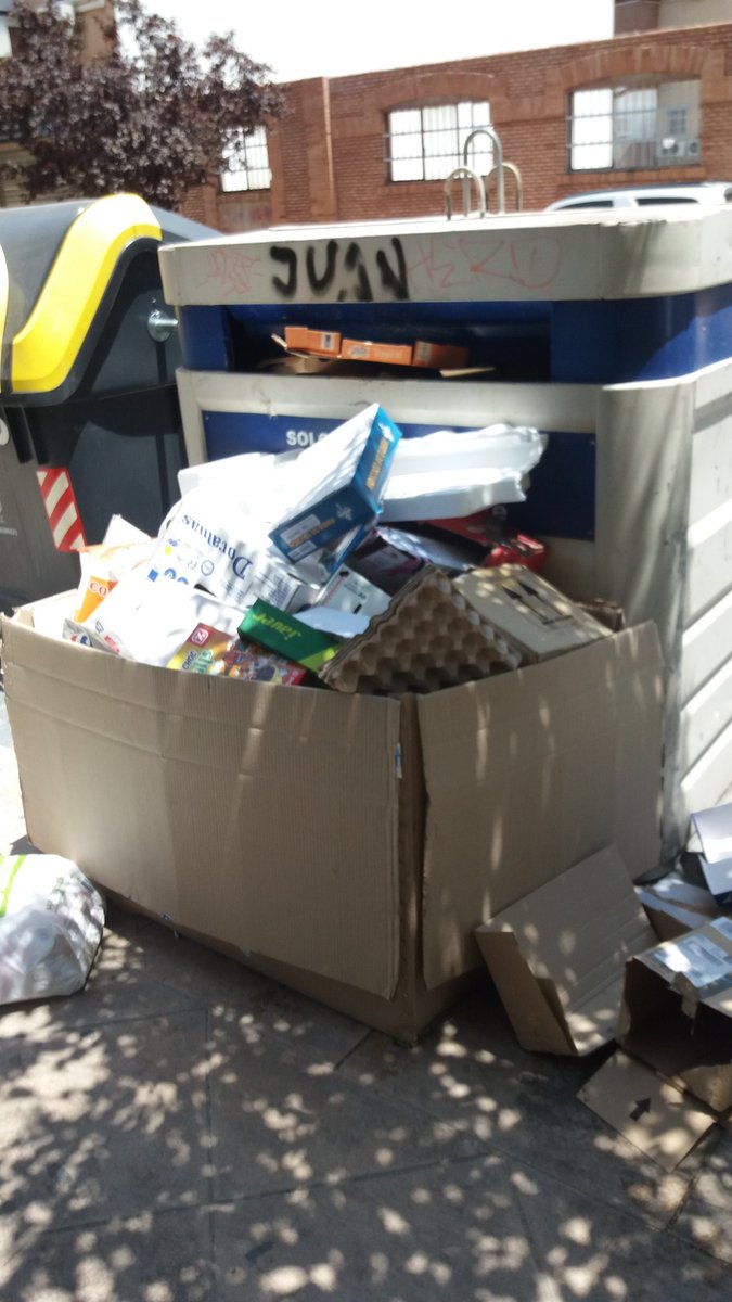 Lu_Mo_Ca's tweet photo. No uno....DOS contenedores llenos de material reciclable en la Avenida de Madrid. ¿que hacemos?
@AytoJaen https://t.co/5H6FQV67fT