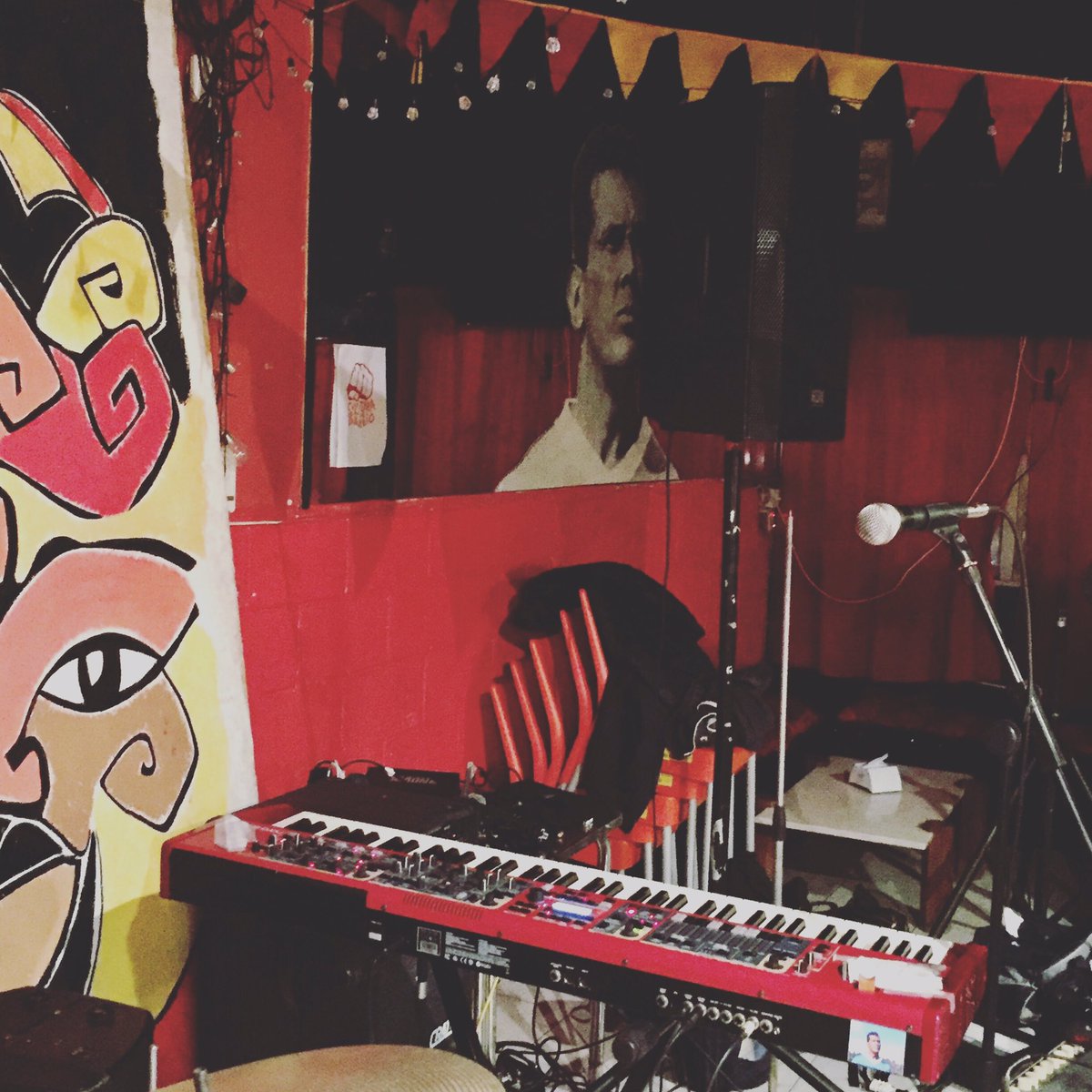 retrovisormusic's tweet photo. Anoche con #elnegrojefe en la espalda rock y poesia barrio adentro #buceoinvisible en #cantinasocrates #villaespañola https://t.co/Po8BVTksTz