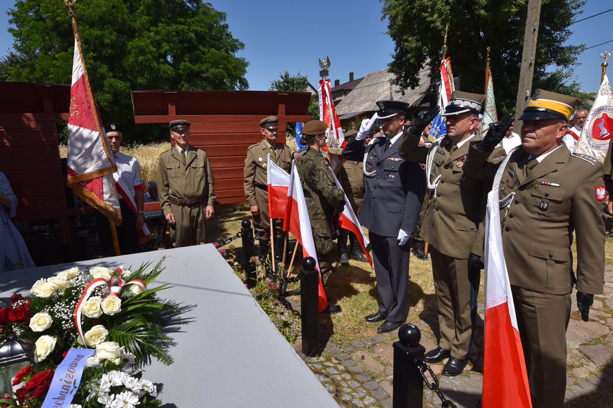 Zelazna_Dywizja's tweet photo. Dziś w Jeziorach odbyły się obchody 75 rocznicy bitwy #34pp #AK. Podczas uroczystości dowódca #18DZ, gen. @JGromadzinski, złożył wieńce pod pomnikiem. W obchodach uczestniczył również szef @MC_GOV_PL, Pan @ZagorskiMarek. @MON_GOV_PL @WandaBuk @DGeneralneRSZ https://t.co/VGWtj5ljrA