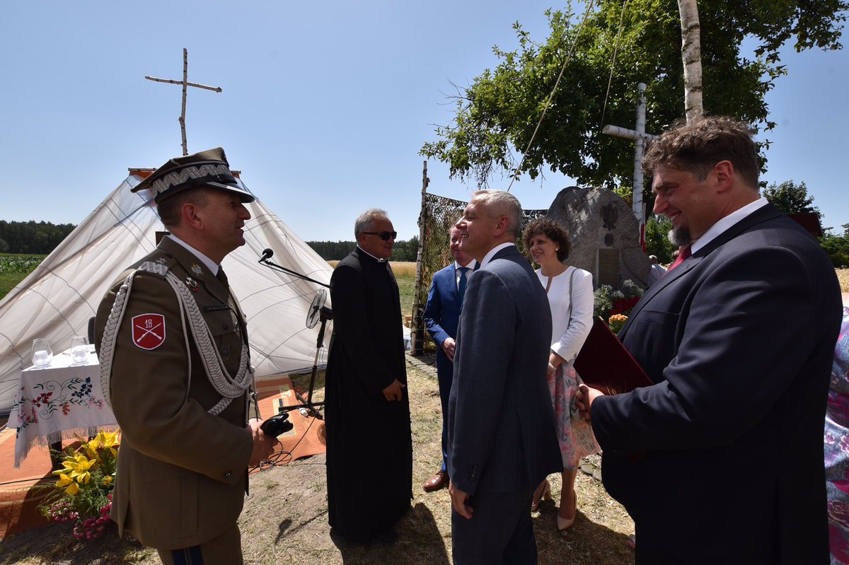 Zelazna_Dywizja's tweet photo. Dziś w Jeziorach odbyły się obchody 75 rocznicy bitwy #34pp #AK. Podczas uroczystości dowódca #18DZ, gen. @JGromadzinski, złożył wieńce pod pomnikiem. W obchodach uczestniczył również szef @MC_GOV_PL, Pan @ZagorskiMarek. @MON_GOV_PL @WandaBuk @DGeneralneRSZ https://t.co/VGWtj5ljrA