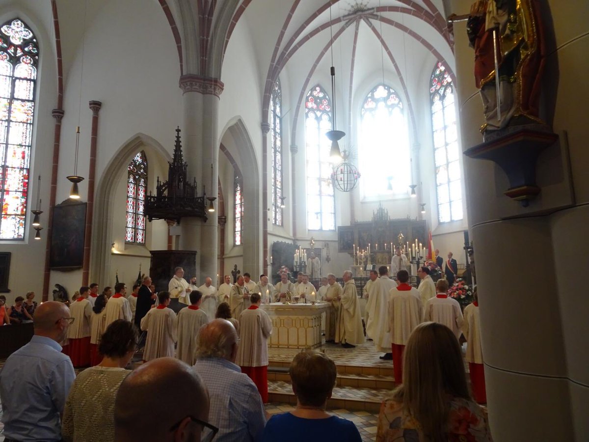 Stadtdechant's tweet photo. Ein fröhliches,besonderes (und leider eher seltenes) Fest in der katholischen Kirche ist die #Primiz eines neugeweihten #Priester – besonders natürlich in seiner Heimatpfarrei. Heute feierte im Erzbistum #Köln Henrik Land seine 1. Hl. Messe in St. Gertrud in Düsseldorf-Eller. https://t.co/zPvJv0Yk02