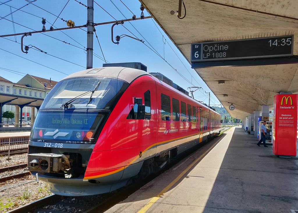 _DiningCar's tweet photo. Let's continue our #way2Pula 😎! The #EC151 "Emona" from #Vienna🇦🇹 arrived on time in #Ljubljana🇸🇮, so we had time to buy our tickets to #Pula🇭🇷 for 19€ AND to reach tain №1808 until #Divača🇸🇮, although it's a long walk from the tracks to the to ticket-office in Ljubljana 😰👍! https://t.co/btpIp1Sh1f