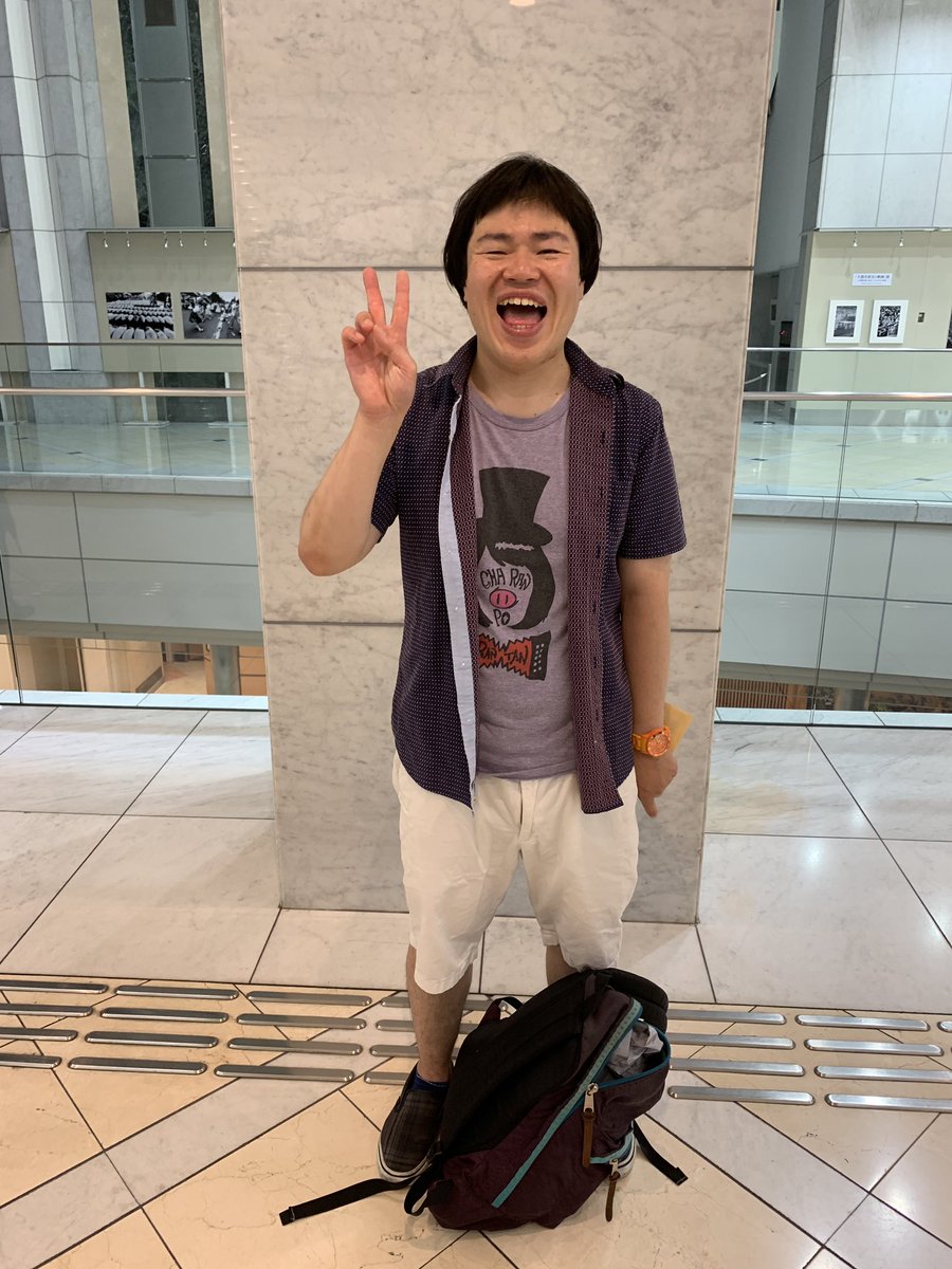 spep98u9's tweet photo. #スタイルライブ
#TCOMPANY
#ダンシングヒーロー
ネタ始まりで大抵いじってくる河中さん。
今日は、会場に存在しない小学生の客に「君の同級生は今勉強してるよ❗️」というボケ。
素晴らしいの一言。
客の温め方が分かってる。
高いところにある本棚のネジが緩んでるネタ
面白くて元気が出る。 https://t.co/0Xb5OH99RW