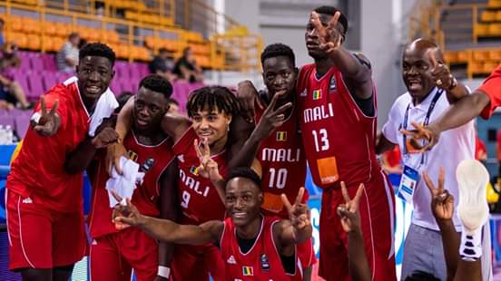 Yiribafoot's tweet photo. #FIBAU19: Grèce 2019
Les #Aiglons🇲🇱 font tomber le Canada, champions du monde en titre pour leur deuxième sortie.
#Score_final:
#Mali🇲🇱 71-70 🇨🇦#Canada https://t.co/PAkR2abOMF