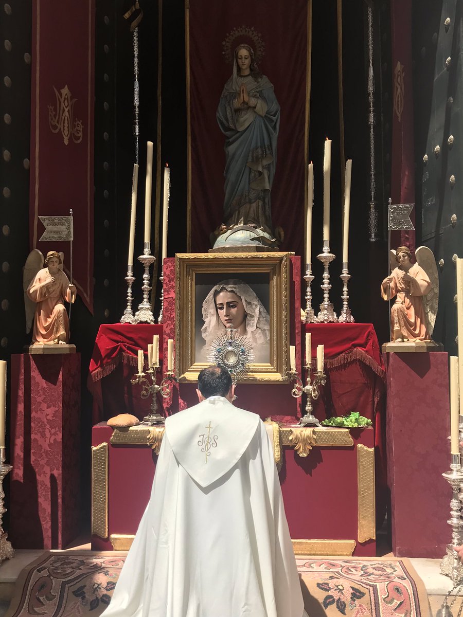OCTAVA DEL CORPUS

Ntra Hermandad se vuelca con la celebración del #CorpusdeSanJuan y este año ntros hermanos se han afanado en realizar este maravilloso altar en la fachada de nuestra C.H.

Preside el altar la Inmaculada Concepción de la Parroquia y un retrato de la Esperanza.