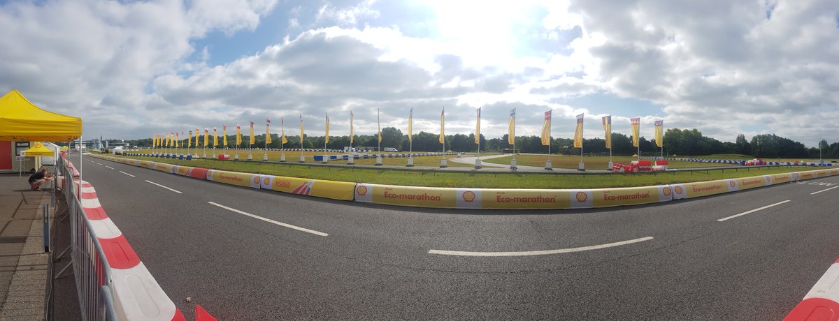 Le Proto INSA Club est à Weybridge, au Mercedes-Benz World, pour l'édition 2019 du Shell Eco-Marathon. L'équipe s'est installé dans les stands hier après-midi, après une longue journée sur la route. 
Tout est prêt, et ICARE attend son tour pour le contrôle technique! 👍