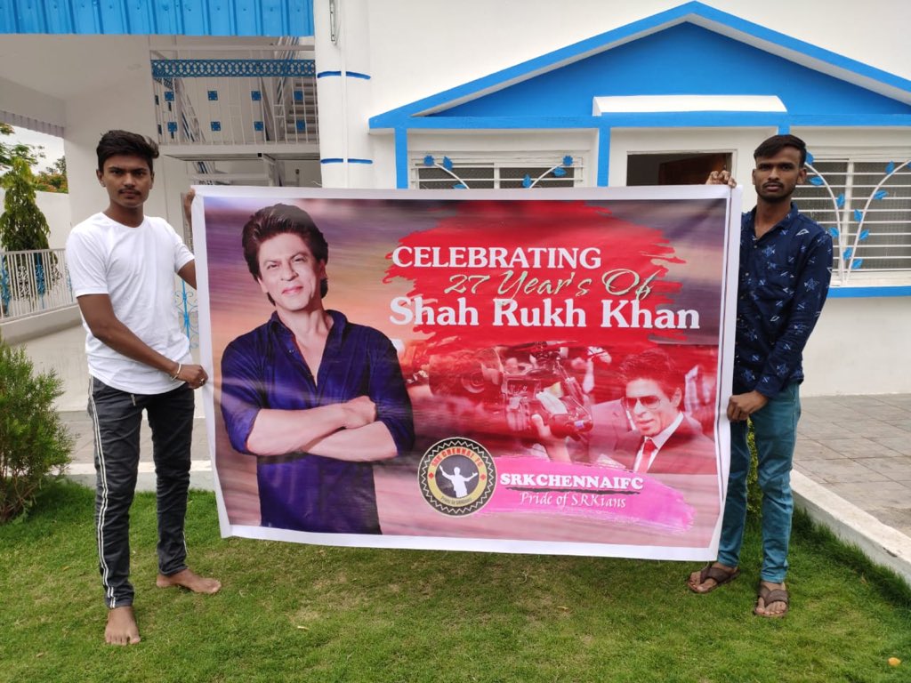 TeamSRKCFC's tweet photo. Pics -1: Aurangabad SRKians @SRKAurangabadFC celebrated #27GoldenYearsOfSRK also cuke cutting celebrations done! 

@iamsrk https://t.co/Be4ijWlQBn