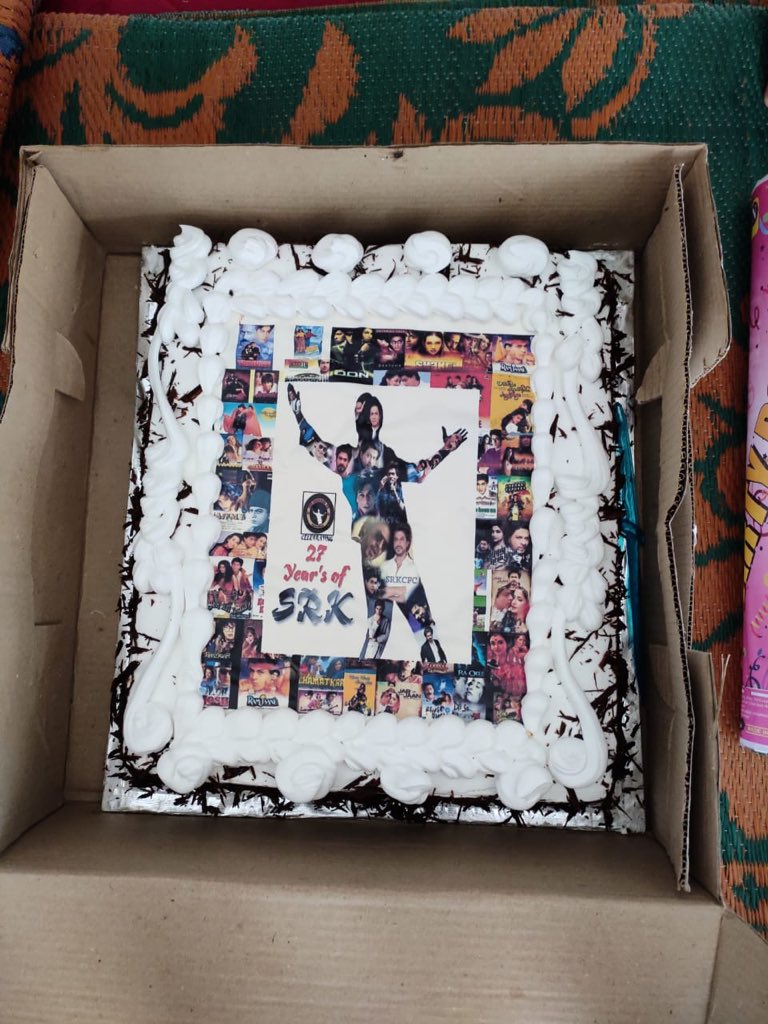 TeamSRKCFC's tweet photo. Pics -1: Aurangabad SRKians @SRKAurangabadFC celebrated #27GoldenYearsOfSRK also cuke cutting celebrations done! 

@iamsrk https://t.co/Be4ijWlQBn