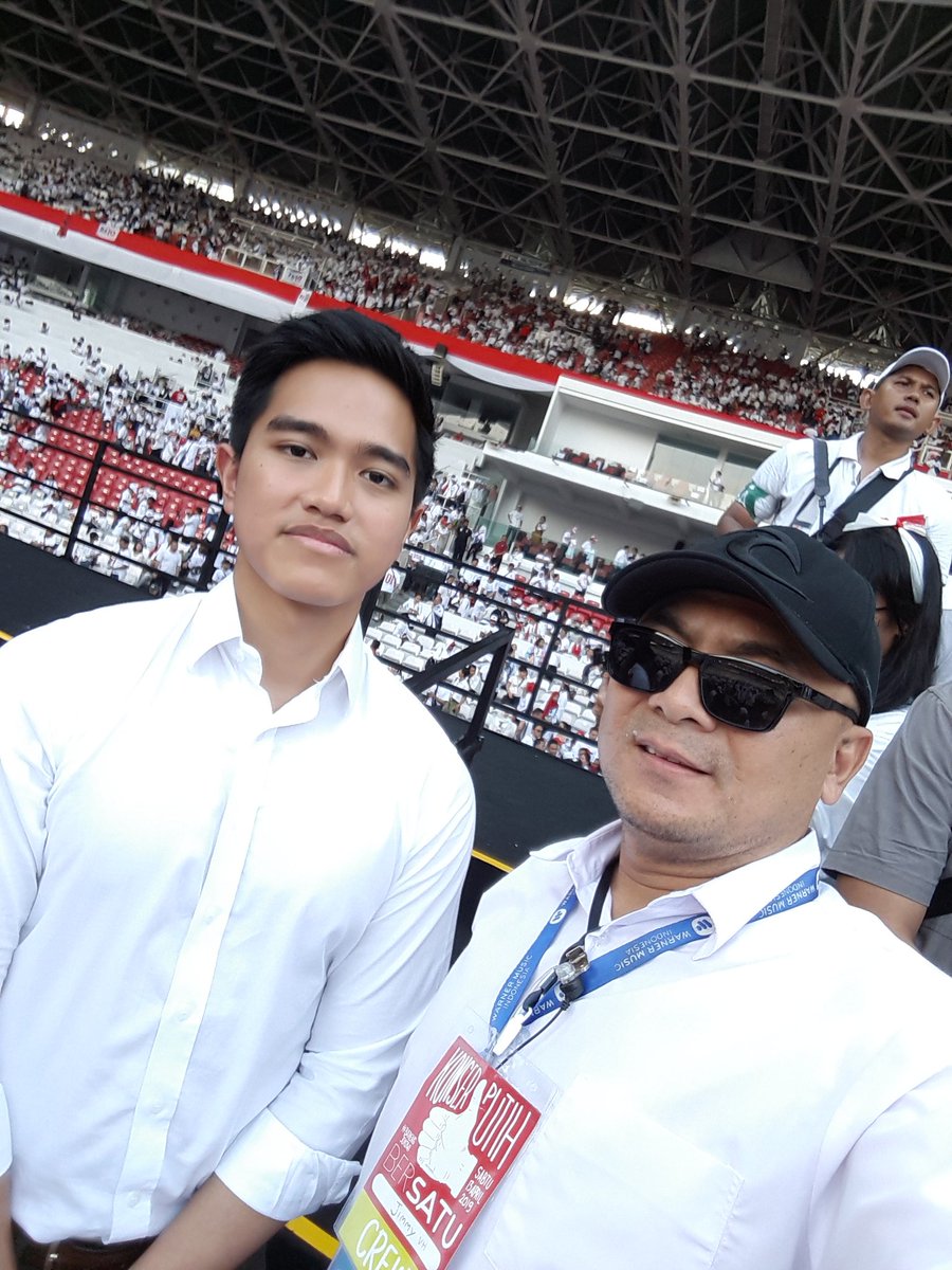 foto bareng kembaran <a href="/kaesangp/">“kak” Kaesang</a> di GBK