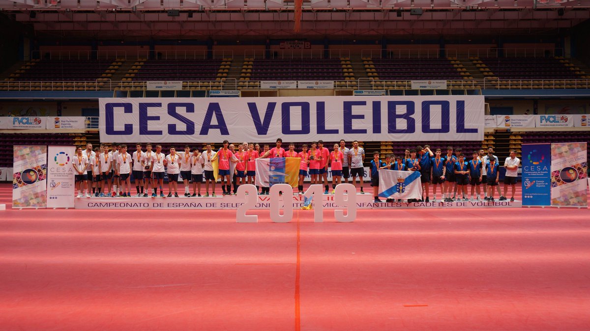 CESAVoleibol's tweet photo. Valladolid @AyuntamientoVLL coronó a los nuevos campeones del #CESAVB19 #CESA2019 @CESA_CSD. @VoleiCatala (IF), @FCANVB (IM), Castilla La Mancha (CM), Islas Baleares (CF) poniendo el punto final a un sensacional torneo https://t.co/SJh2vjoK4Y. https://t.co/KOiZWcxTej