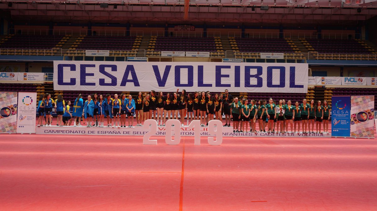 CESAVoleibol's tweet photo. Valladolid @AyuntamientoVLL coronó a los nuevos campeones del #CESAVB19 #CESA2019 @CESA_CSD. @VoleiCatala (IF), @FCANVB (IM), Castilla La Mancha (CM), Islas Baleares (CF) poniendo el punto final a un sensacional torneo https://t.co/SJh2vjoK4Y. https://t.co/KOiZWcxTej