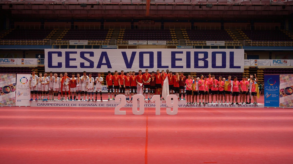CESAVoleibol's tweet photo. Valladolid @AyuntamientoVLL coronó a los nuevos campeones del #CESAVB19 #CESA2019 @CESA_CSD. @VoleiCatala (IF), @FCANVB (IM), Castilla La Mancha (CM), Islas Baleares (CF) poniendo el punto final a un sensacional torneo https://t.co/SJh2vjoK4Y. https://t.co/KOiZWcxTej