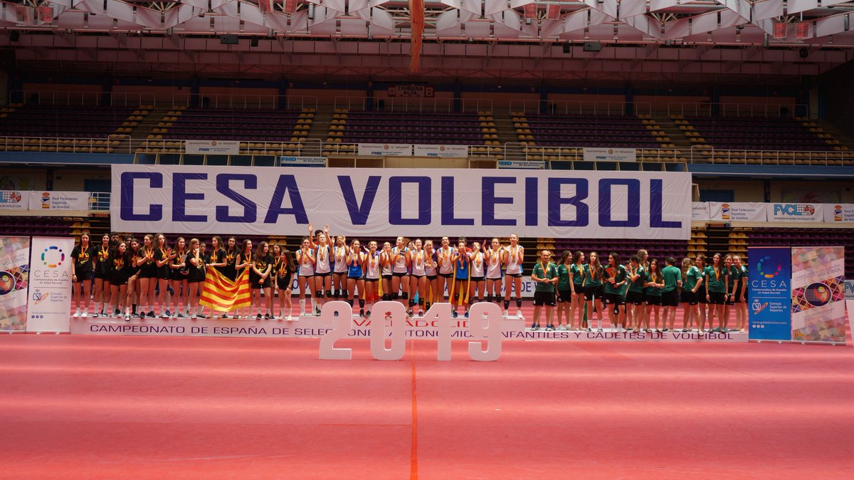 CESAVoleibol's tweet photo. Valladolid @AyuntamientoVLL coronó a los nuevos campeones del #CESAVB19 #CESA2019 @CESA_CSD. @VoleiCatala (IF), @FCANVB (IM), Castilla La Mancha (CM), Islas Baleares (CF) poniendo el punto final a un sensacional torneo https://t.co/SJh2vjoK4Y. https://t.co/KOiZWcxTej