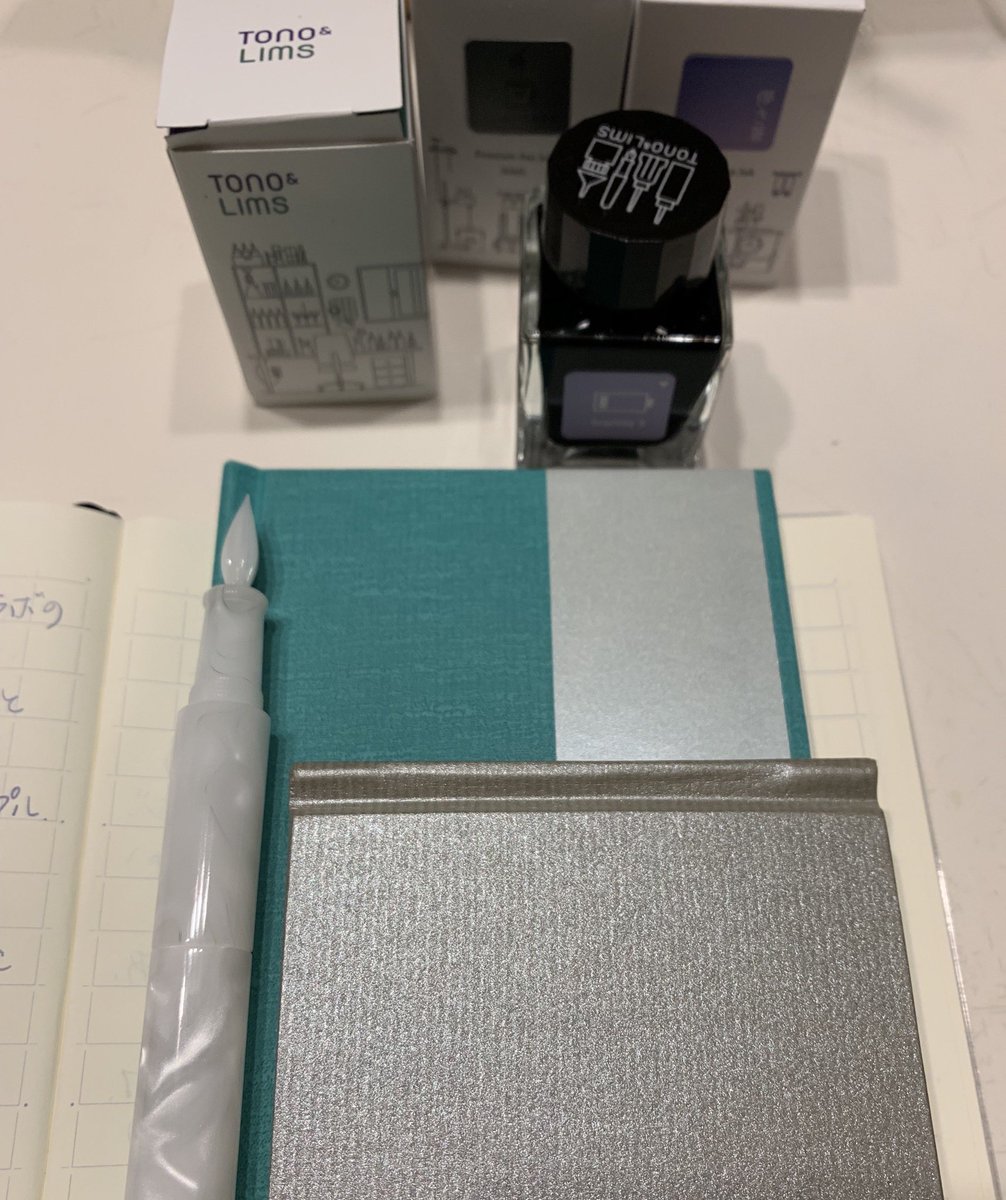 miumiushu's tweet image. なんだかんだで増えるインク、ノート。  そして今回はシュクルガラスペン(*´꒳`*) 
とのりむインクはパッケージもめちゃ好み
 #TonoandLims #ColorSession #endpaper #helico