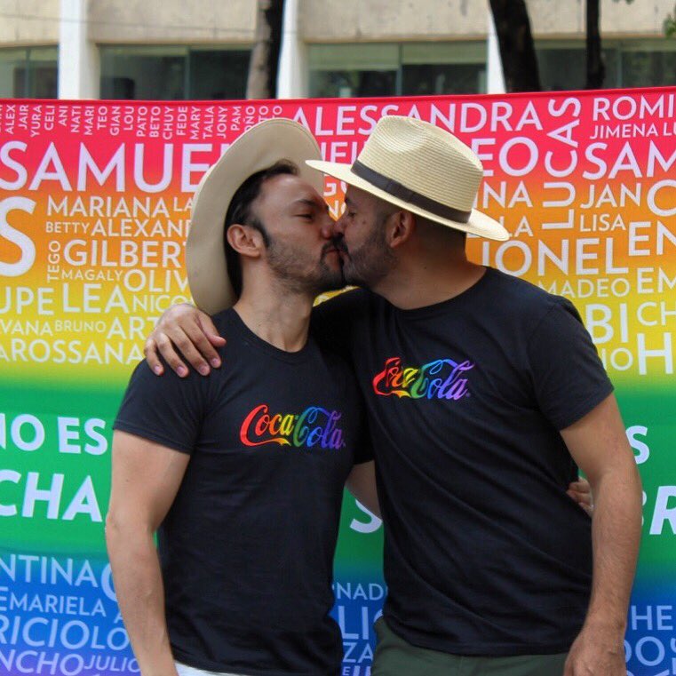 dagutyel's tweet photo. Orgulloso de salir a marchar, en especial por los q aun no puede y más feliz por llevar 2 grandes mensajes conmigo @CocaColaMx @ItGetsBetterMx #TodoMejora #Spritepride #TenisParaMarchar https://t.co/QyGR9eJACM