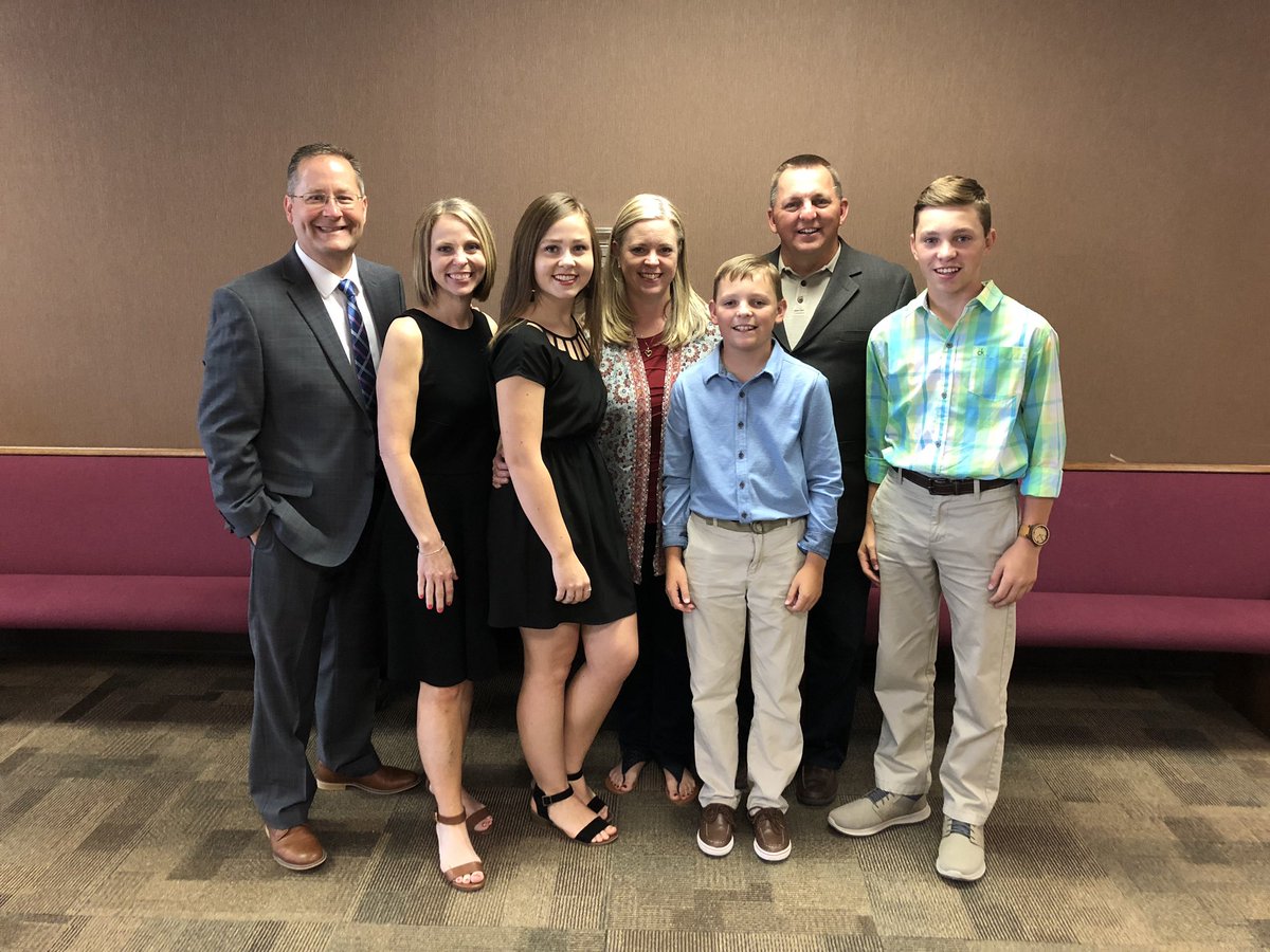 DRobSports's tweet photo. You lean on those you love in tough times, and the Robinett’s have plenty of folks on which to lean. (These pics don’t even scratch the surface) #family #framly https://t.co/eIZYItsWWC