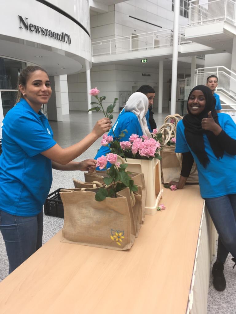 Ontmoet je buurtgenoot! ⁦In Den Haag zetten ⁦<a href="/KParbhudayal/">Kavita Parbhudayal</a>⁩, AH en organisaties zich in om 500 Hagenaars met elkaar in contact te brengen in de strijd tegen eenzaamheid. #metz’nallennietalleen