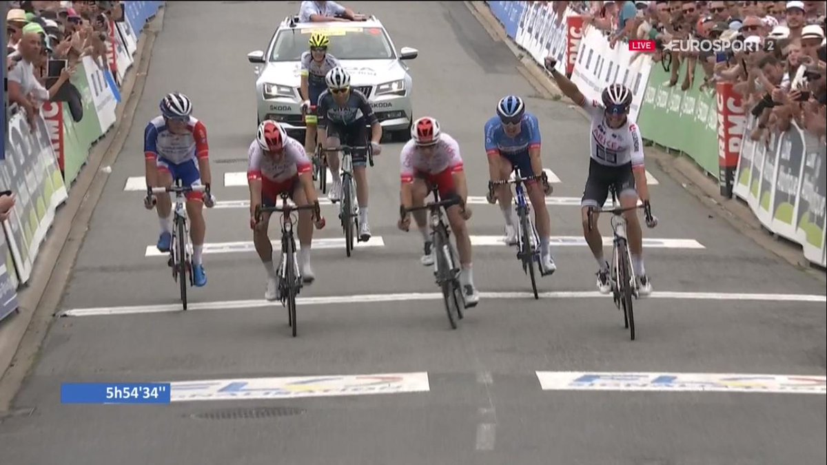 WARREN BARGUIL EST LE NOUVEAU CHAMPION DE FRANCE ! 🇫🇷🇫🇷🇫🇷 Incroyable, il s'impose au sprint alors que Guillaume Martin avait tenté le coup du kilomètre. Il n'avait plus gagné depuis le Tour de France 2017 et sa victoire à l'Izoard ! #LaHayeFouassière2019