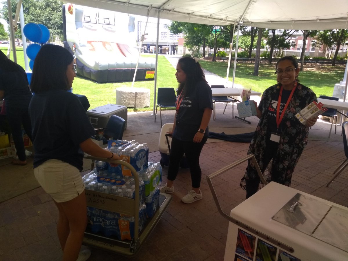 UTSAPHP's tweet photo. Had an amazing time at the @UTSACHWFair with the Director from @UTSAengaged &amp; Coordinators from @policyutsa! The pathway to health profession's students are on their way to becoming community health workers for their community and beyond! @UTSA #utsachwfair https://t.co/sn3JVSNu47