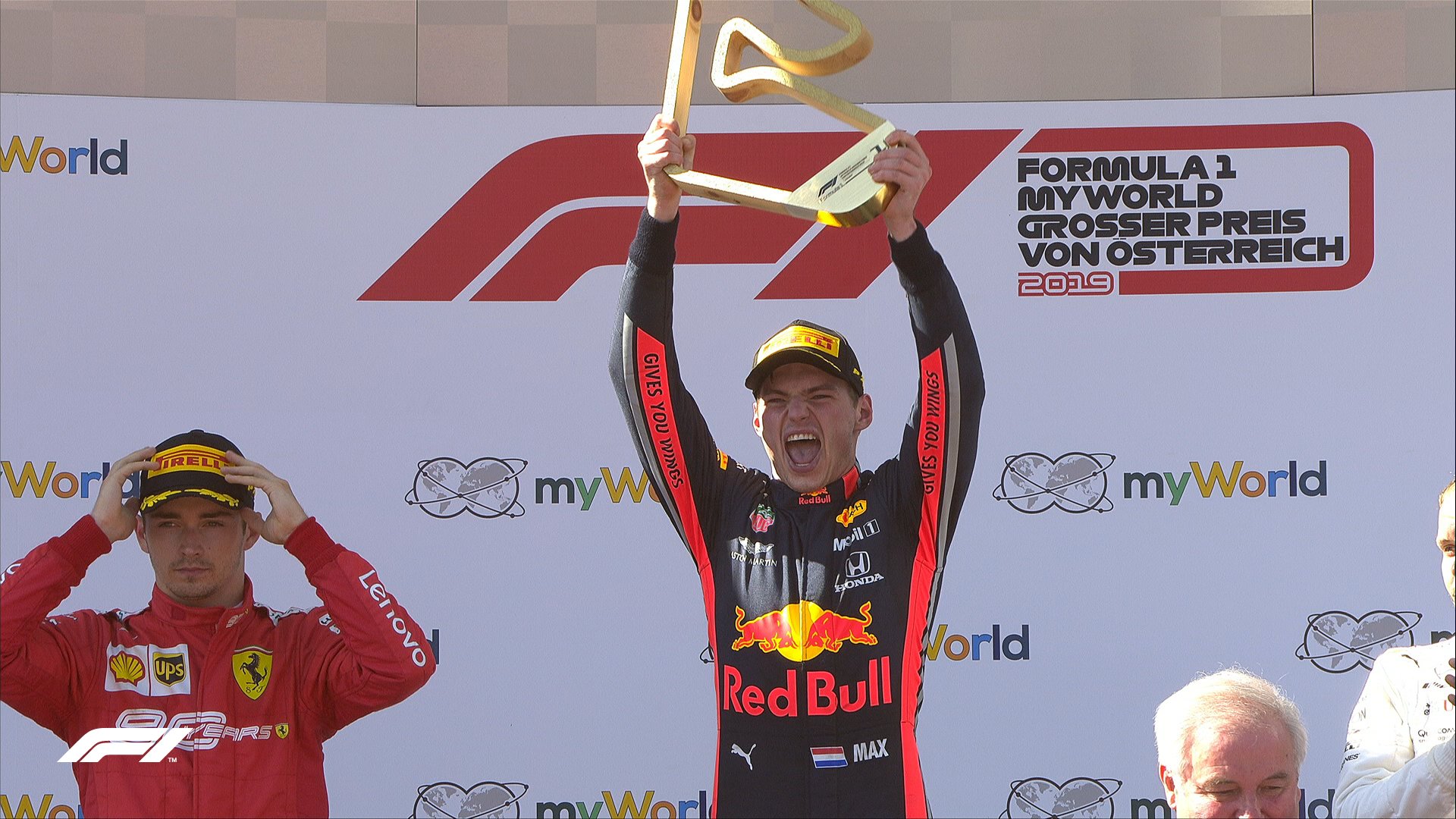 Verstappen, levantando el trofeo (Vía Fórmula 1).