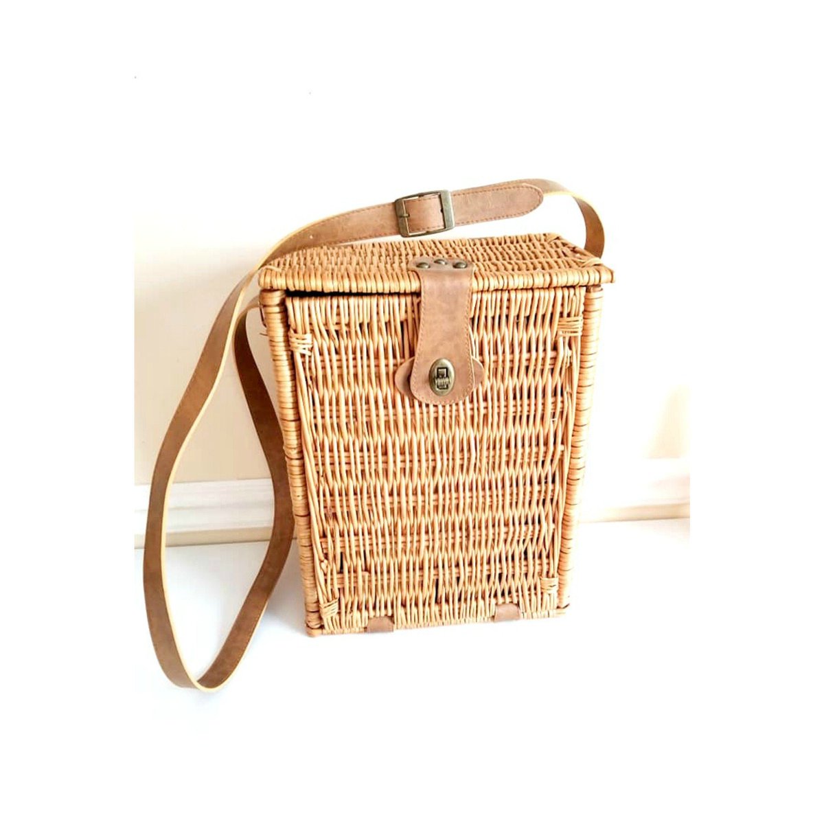 JunkYardBlonde's tweet photo. Vintage Wicker Wine Bottle Picnic Basket Bag with Strap https://t.co/MPgFWXgsAs #Gotvintage #JunkYardBlonde #Etsysellsvintage #Primatives https://t.co/YbmF1x4vZx