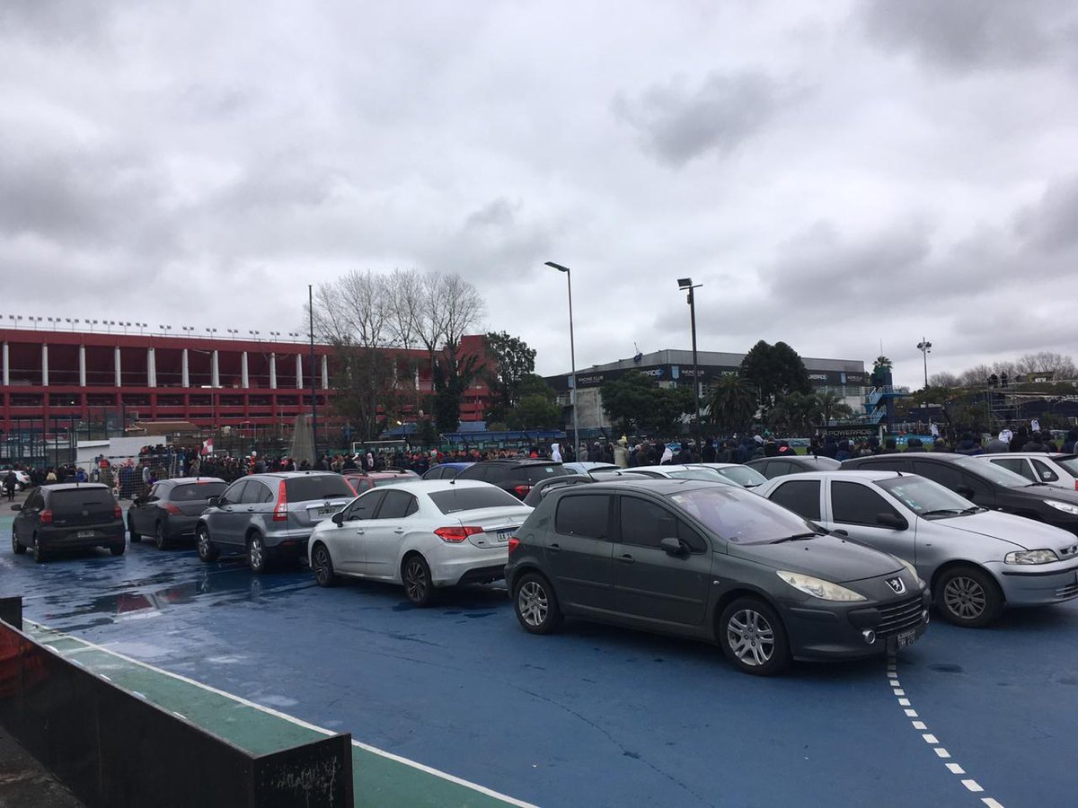 Jornada de <a href="/HandballRacing/">Handball Racing Club</a> suspendida debido a que la cancha recientemente pintada y reparada sigue siendo utilizada como estacionamiento. Referentes de la actividad se encuentran ahora resolviendo que Racing no pierda los puntos.