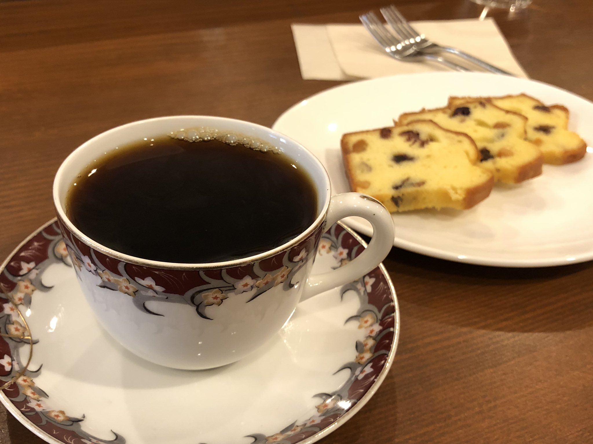 とんぼ 評判のカフェでエチオピアのコーヒーを頂いたりした 一杯の抽出にたっぷり豆を使ってる印象 贅沢 2枚目のカレーはスパイス弱めのフルーティ甘々ルーだったので個人的にはダメなやつでした ラッシーは美味しかった とんぼ 評判のカフェでエチオピアのコーヒーを頂いたりした 一杯の抽出にたっぷり豆を使ってる印象 贅沢 2枚目のカレーはスパイス弱めのフルーティ甘々ルーだったので個人的にはダメなやつでした ラッシーは美味しかった