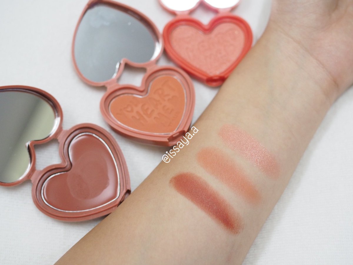 issaya_a's tweet photo. คอลใหม่ของ4u2 you heart me คือสวยมากสีมีให้เลือกเยอะมาก นี่คัดมาให้3สี 3 โทน 3 เนื้อจุกๆ เนื้อความสีแน่นชัด ไม่ต้องสืบคือสีแน่นมากแม่ ควรค่าแก่การไปตำอย่างด่วนๆ ตอนนี้ราคา149บาทจาก199นะ #ไว้รีวิวห้ามขายของโว้ยย #ถูกและดี #howtoperpect #ใช้เองเลยมารีวิว https://t.co/cTuGL0bg6p