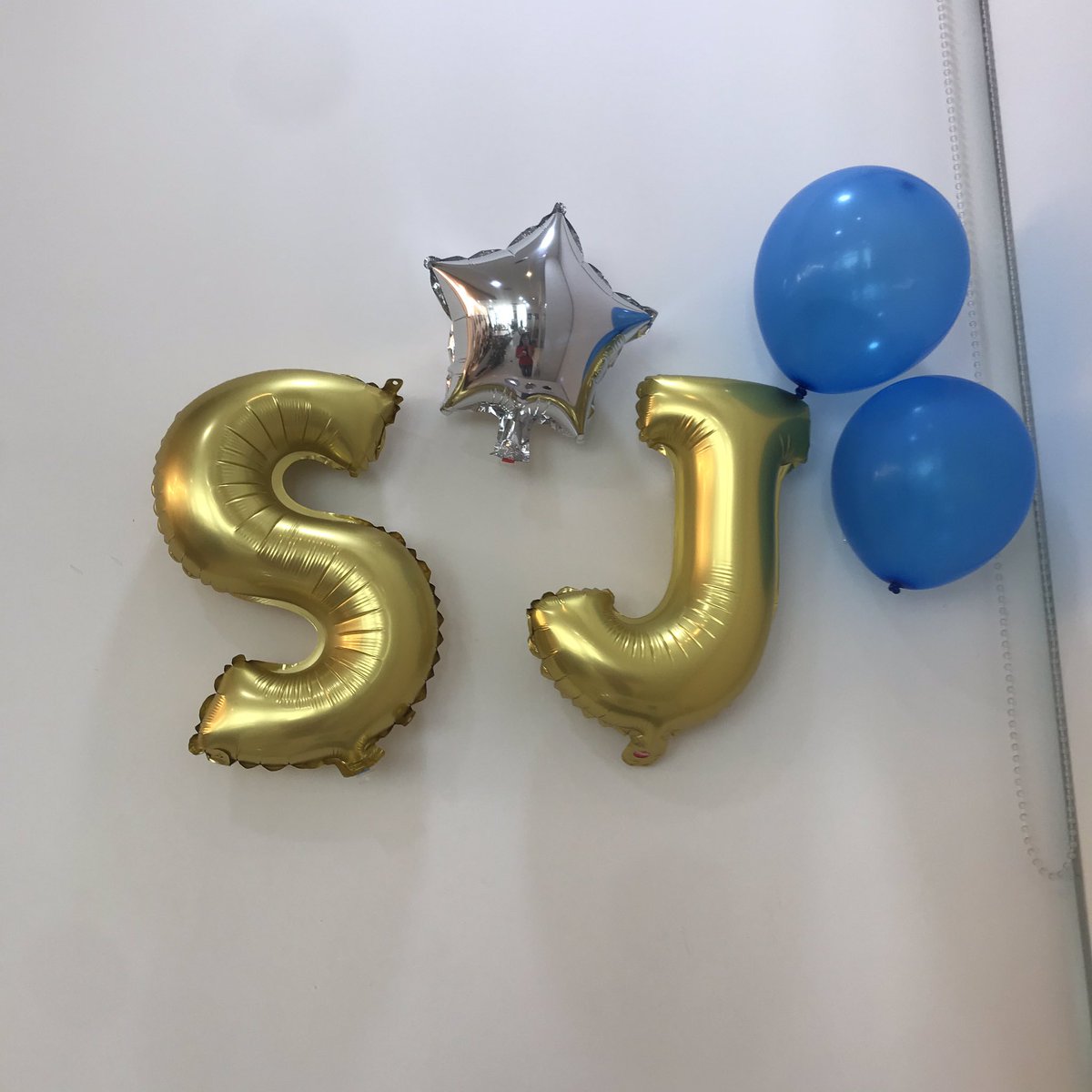 Seulsu1106's tweet photo. 전시회부터 특파까지 아주 알찼던 오늘!
오빠들로 다 꾸며져있고, 슈주 노래만 나오는 카페는 우리의 주접을 한층 더 올리기에 아주 적합했다👍 예쁜 전시 감사해요🙏
#83전시회 #멋쟁이신사 #특바 #희특전시회 https://t.co/co7lVQashX