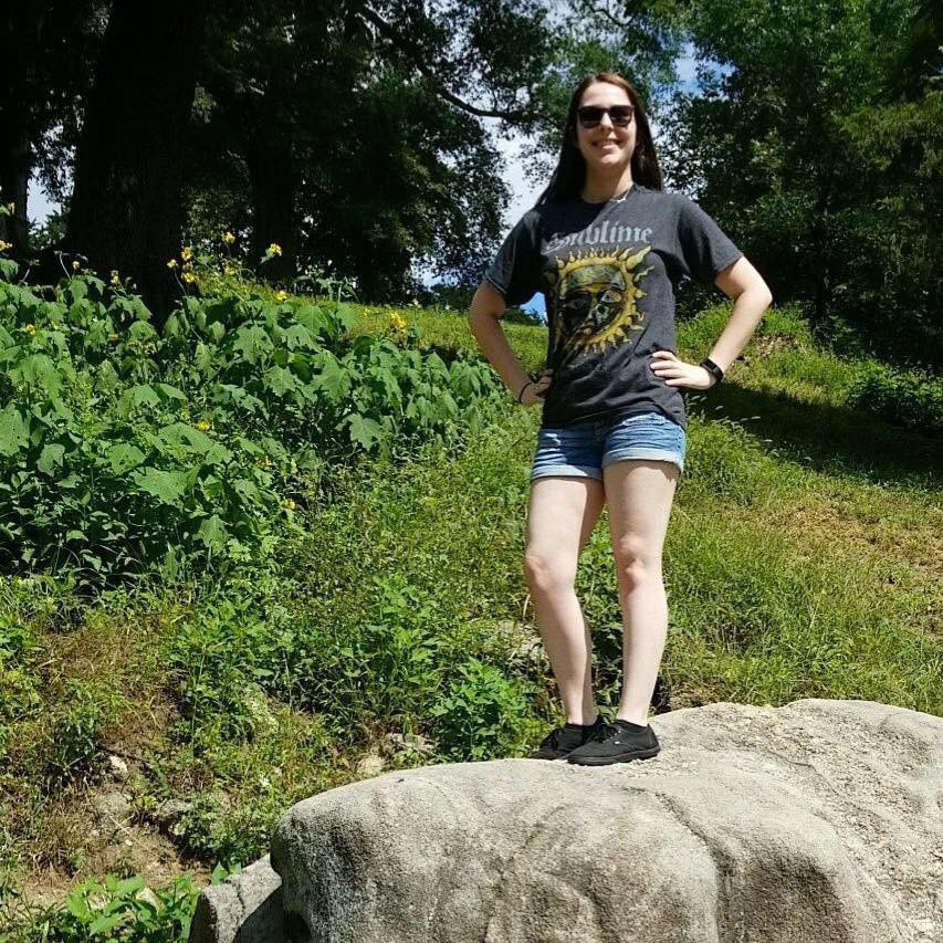 meggroll_v's tweet photo. I have a hard time sharing pictures of myself in shorts. I’m so insecure of my legs and always wear jeans to cover them up. But I’m trying more and more to realize I’m beautiful as I am and I just want to love my body. @juliamichaels #BodyPositivityForJulia https://t.co/U5QqIlnAv9