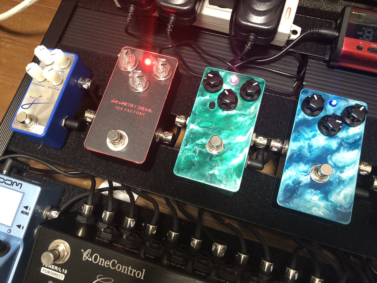 kei_style_'s tweet photo. ボードのサウンドの核になる四つのペダル。
1.Leqtique Maestro Antique Revised VPtP
2.Leqtique Beryl
3.ICS FACTORY GEOMETRY DRIVE
4.L’ CLD(Caeruleum Lightdrive)
#leqtique #mar #beryl #icsfactory #geometrydrive #L’ #CLD https://t.co/7eqiLAMakL