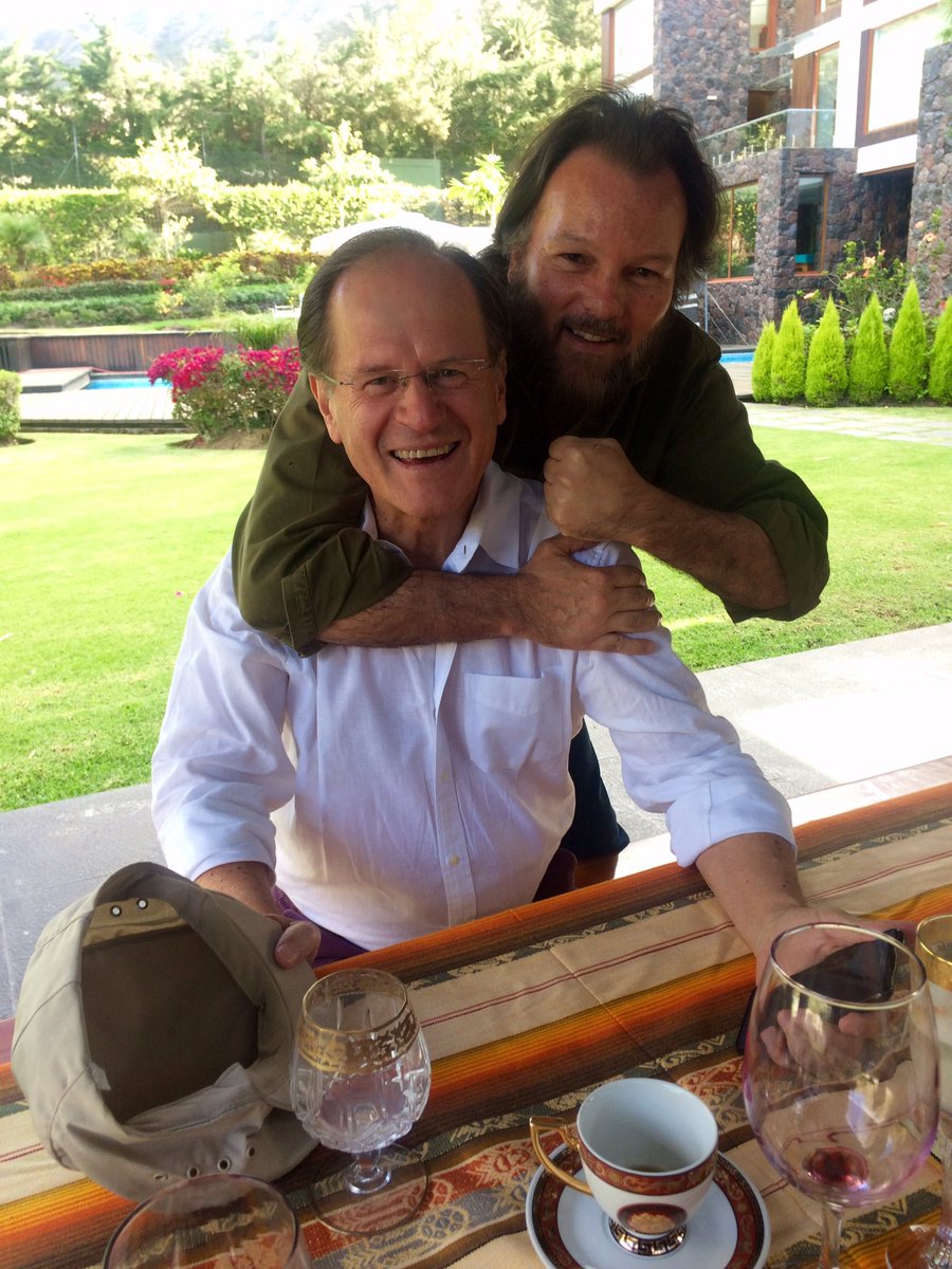 andreselopeze's tweet image. En el periodismo, contrincante.
En la vida, pana.