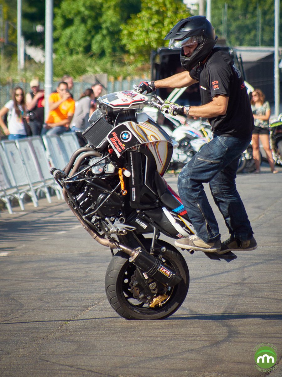 O piloto catalán @narcisrocastunt sorprendeunos onte co seu espectáculo de estilo libre. Motos de alta cilindrada, escúter, unha moto sen roda dianteira, un quad, saltos sobre persoas e até zapatos de ferro. Freestyle en estado puro! #Melide #RocaStuntShow