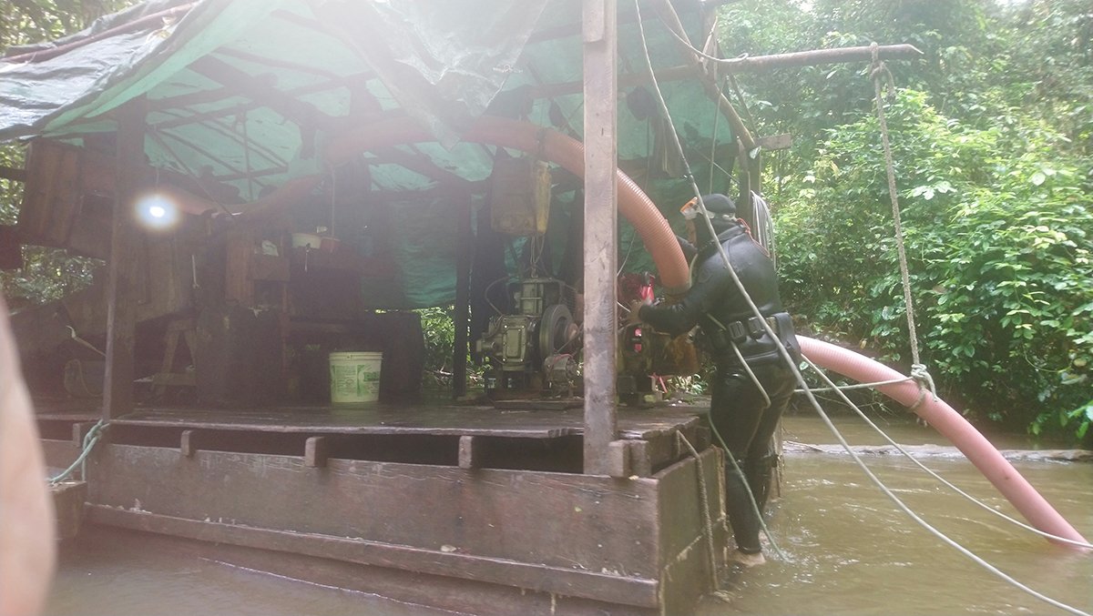 7bornes's tweet photo. 29/6 Nous avançons bien mais il reste beaucoup de route ! Les paysages sont magnifiques. Aujourd'hui rencontre avec une barge travaillant dans le haut Approuague... https://t.co/CSOJmrxkWo